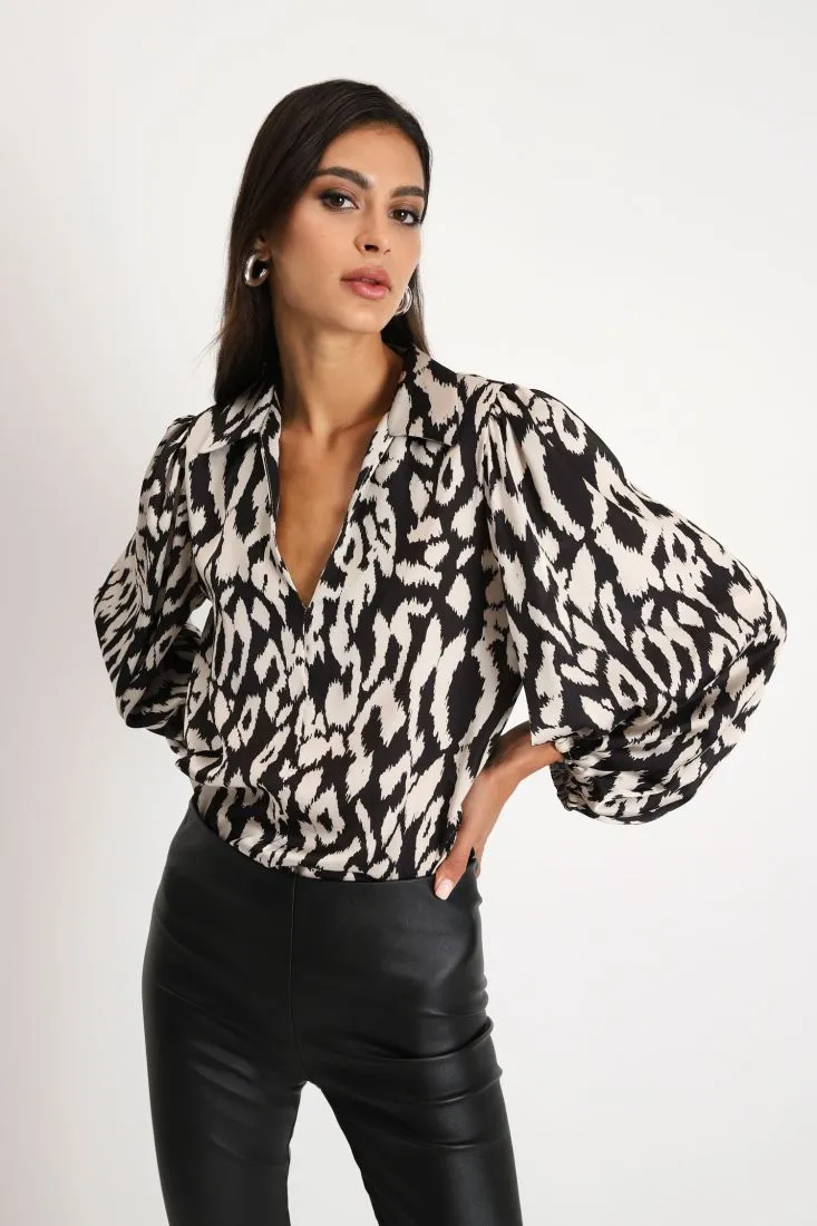 Camicia fantasia astratta con colletto e maniche volume